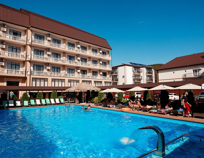 Открытый бассейн - Отель «Голден Резорт»