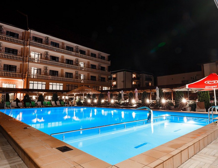 Открытый бассейн - Отель «Голден Резорт»