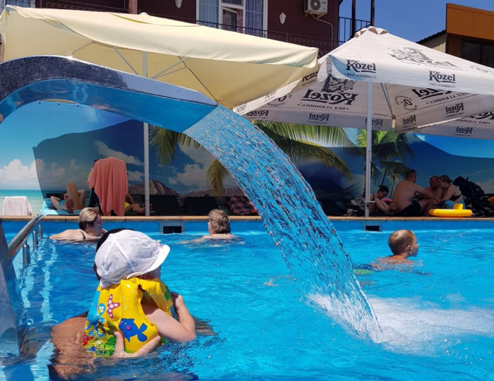 Открытый бассейн - Отель «Голден Резорт»