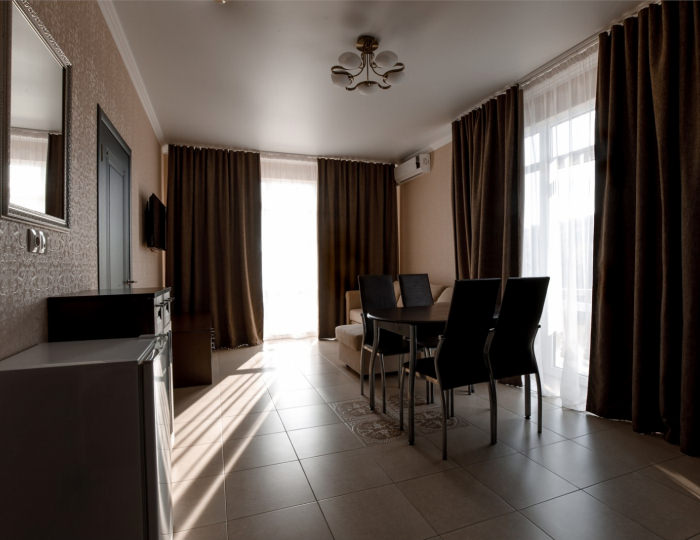 Люкс 4-местный 2-комнатный вид на бассейн - Отель «Голден Резорт»