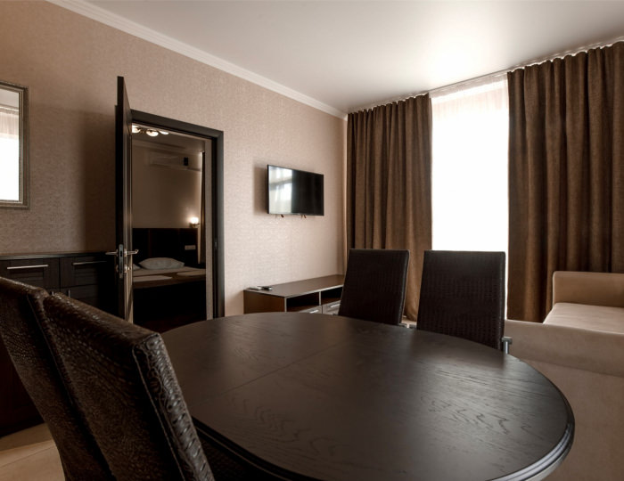 Люкс 4-местный 2-комнатный вид на бассейн - Отель «Голден Резорт»