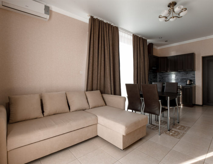 Люкс 4-местный 2-комнатный вид на бассейн - Отель «Голден Резорт»