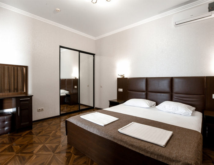 Люкс 4-местный 2-комнатный вид на бассейн - Отель «Голден Резорт»