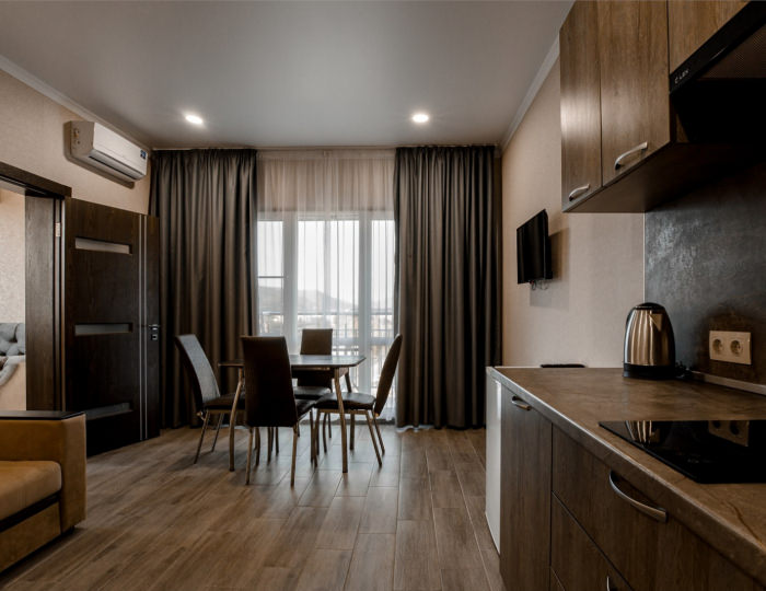 Люкс 4-местный 2 комнатный вид на бассейн 5 этаж - Отель «Голден Резорт»