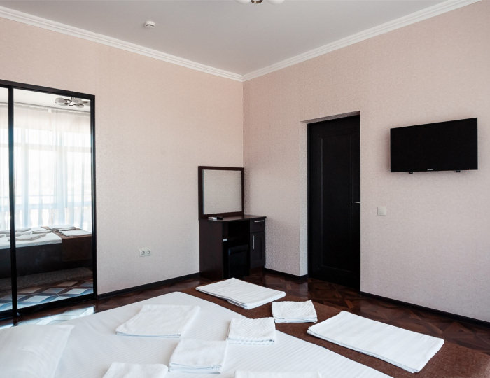 Люкс 4-местный 2-комнатный вид на реку - Отель «Голден Резорт»